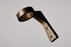 Moderne Flaschenhalterung „Trio“ aus Bronze von Henry Wilson