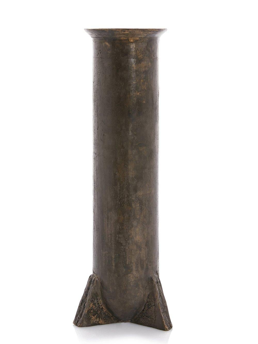 Zeitgenössische Bronzevase - Urnette von Rick Owens
2007
Abmessungen: L 19 x B 19 x H 52 cm
MATERIALIEN: Bronze
Gewicht: 11 kg

Erhältlich in schwarzer und nitratfarbener Ausführung (dunkelbraun).

Rick Owens ist ein in Kalifornien geborener