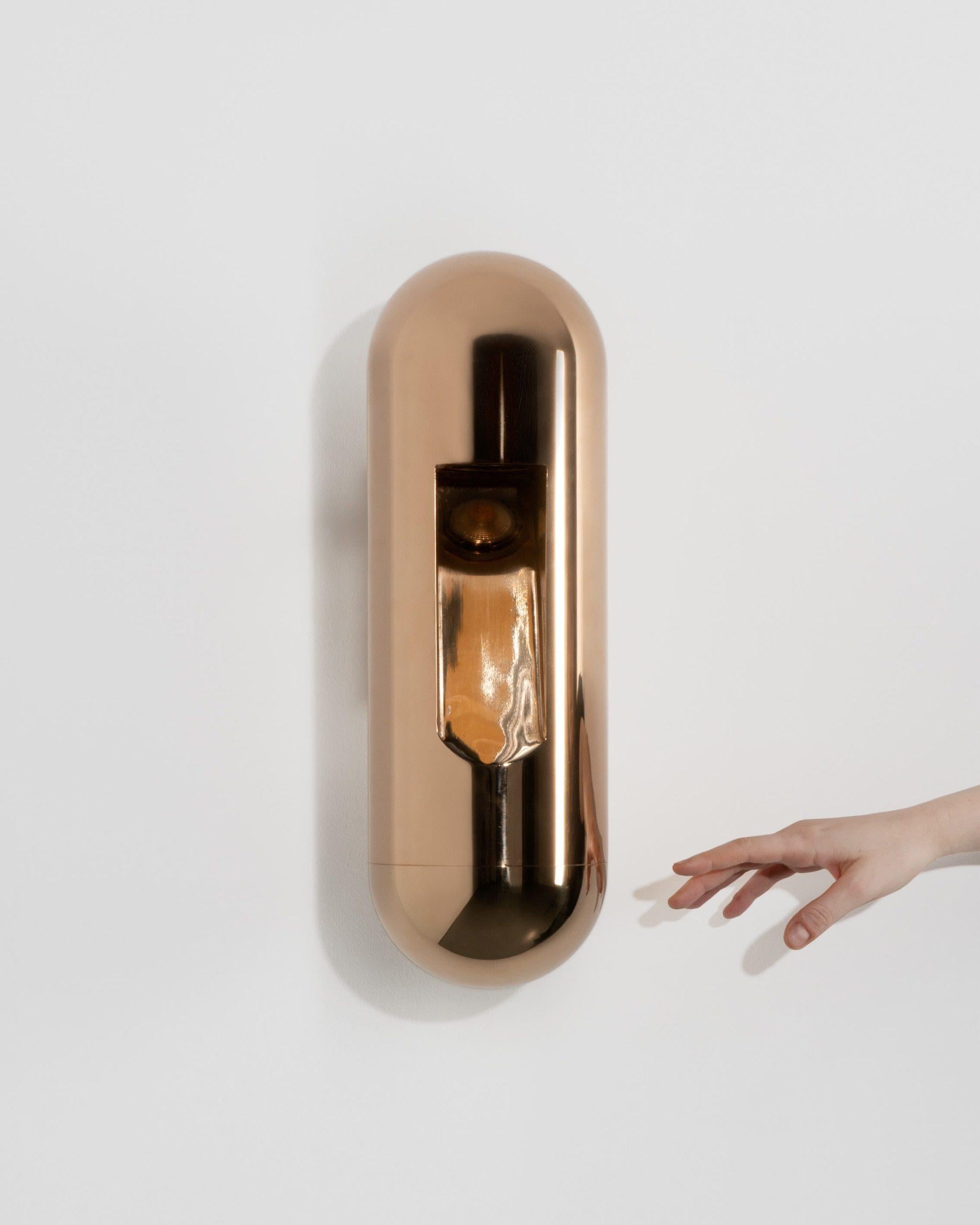 Zeitgenössische Wandleuchte aus Bronze - Applique von Rick Owens
2013
Abmessungen: L 15 x B 15 x H 51 cm
MATERIALIEN: Bronze
Gewicht: 13 kg
Led 230v

Rick Owens ist ein in Kalifornien geborener Mode- und Einrichtungsexperte, der einen