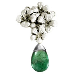 Broche Floral Contemporáneo de Oro Blanco con Esmeralda Verde con Diamantes