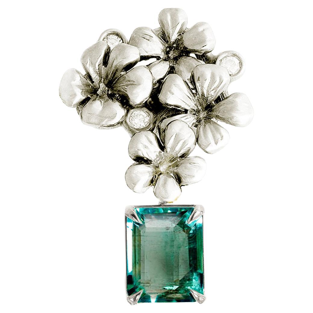 Contemporary Brooch in White Gold with Natural Emerald and Diamonds For Sale
