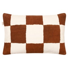 Housse de coussin contemporaine en damier brun et blanc, tissée à la main au Mali