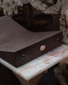 Porte-livres contemporain en cuir gaufré marron avec quartz rose et malachite