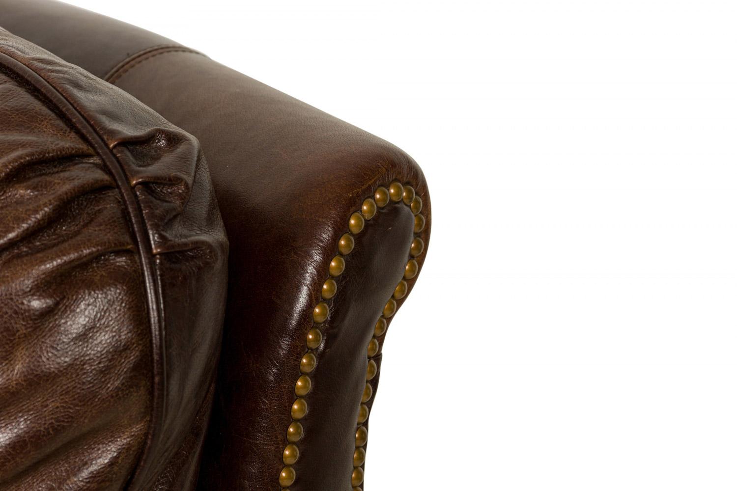 Poltrona reclinabile contemporanea in pelle marrone con chiodi in ottone in vendita 2
