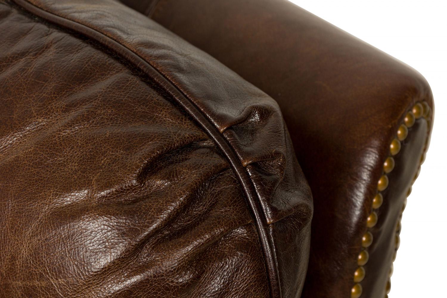 Poltrona reclinabile contemporanea in pelle marrone con chiodi in ottone in vendita 3