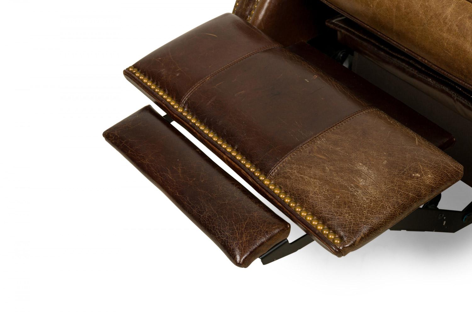 Poltrona reclinabile contemporanea in pelle marrone con chiodi in ottone in vendita 4