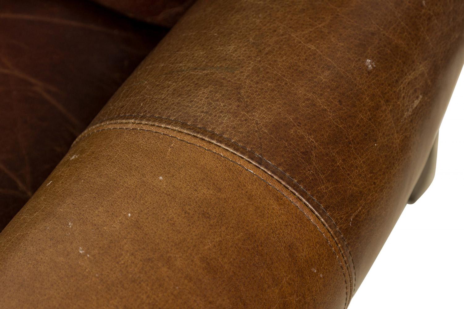 Poltrona reclinabile contemporanea in pelle marrone con chiodi in ottone in vendita 5