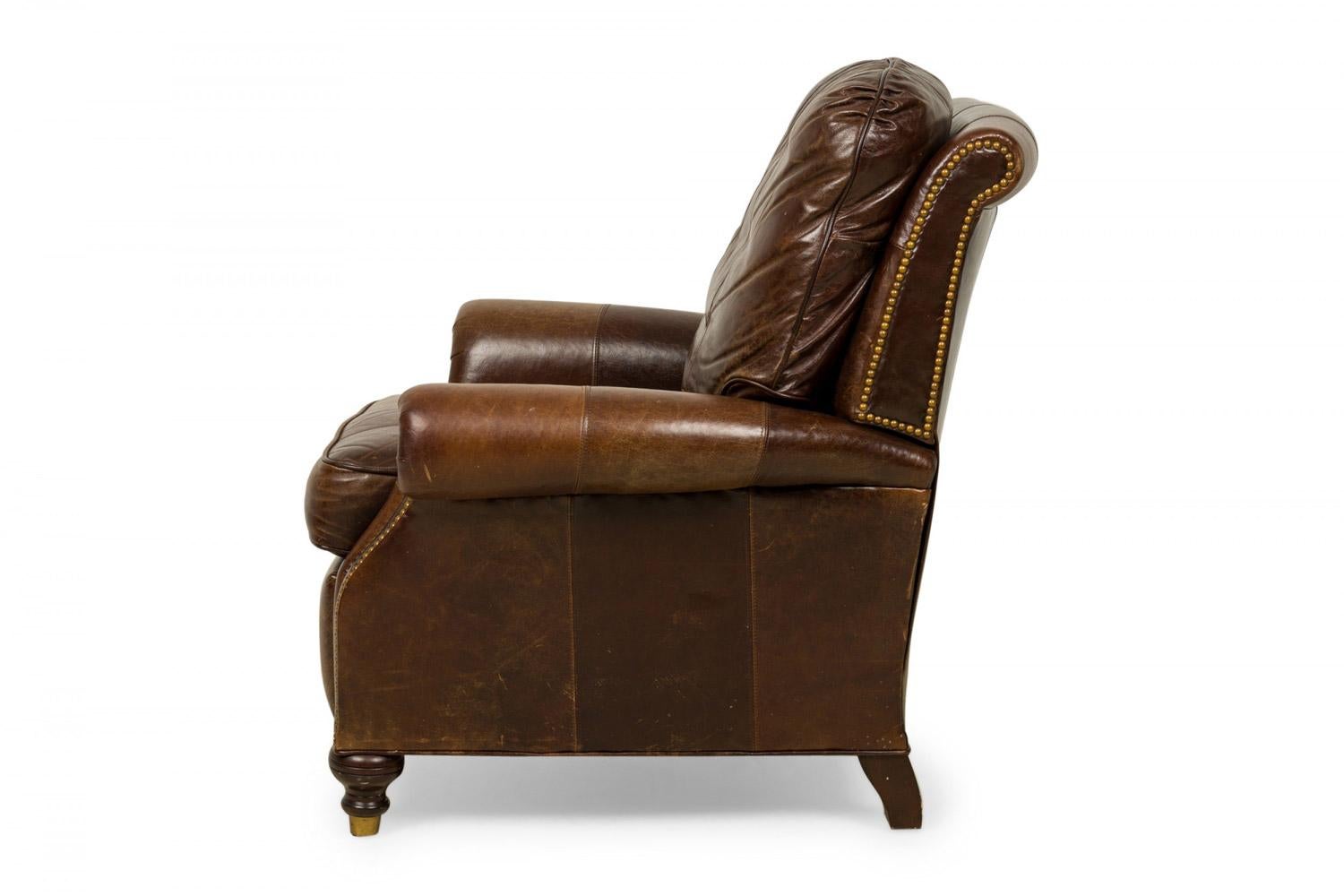 Mid-Century moderno Poltrona reclinabile contemporanea in pelle marrone con chiodi in ottone in vendita