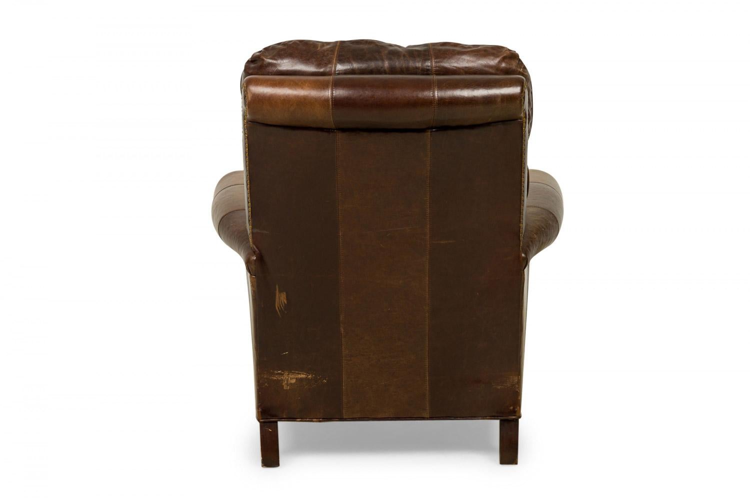 Intagliato Poltrona reclinabile contemporanea in pelle marrone con chiodi in ottone in vendita