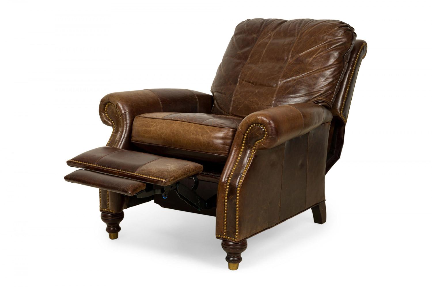 Poltrona reclinabile contemporanea in pelle marrone con chiodi in ottone In condizioni buone in vendita a Queens, NY