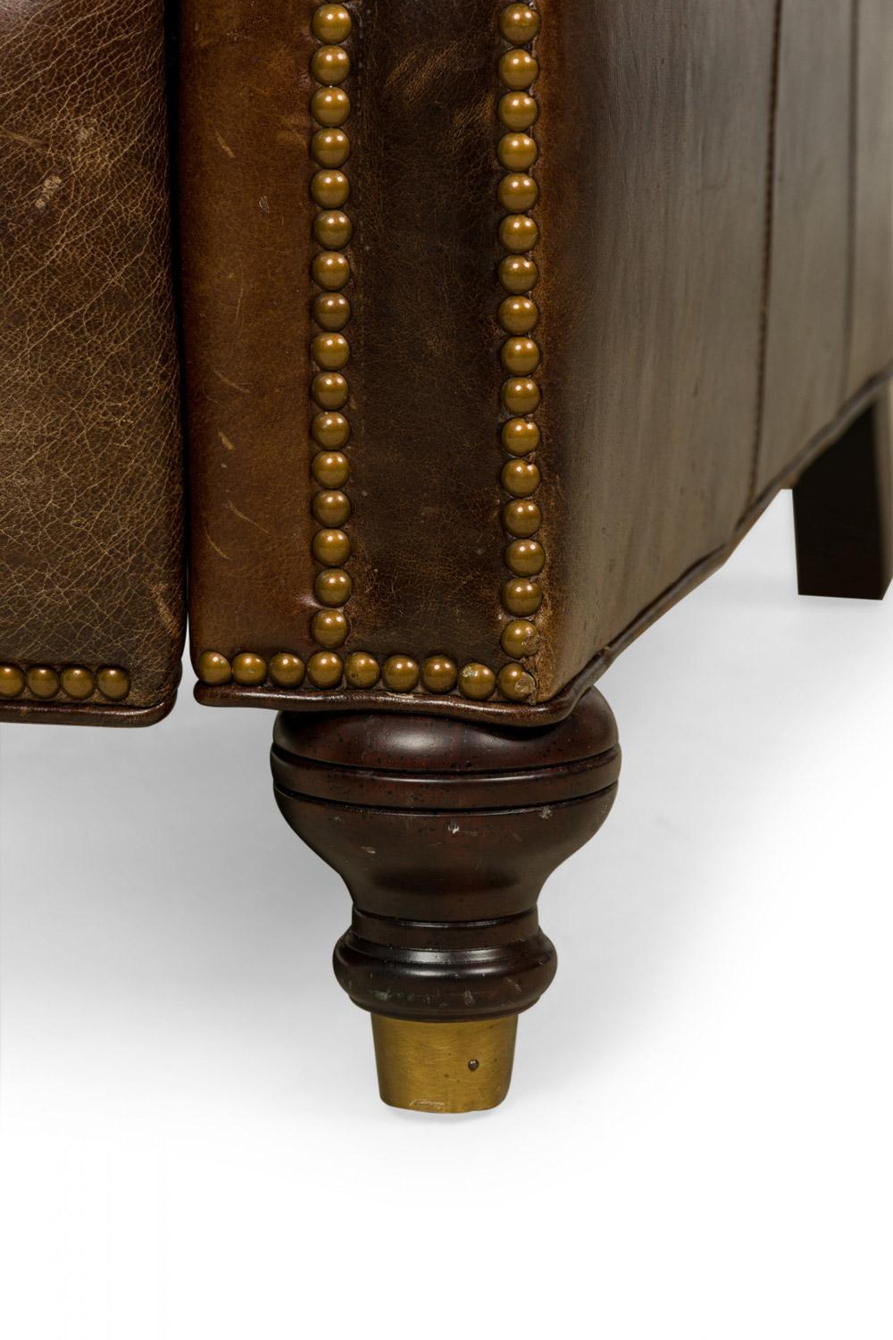 Ottone Poltrona reclinabile contemporanea in pelle marrone con chiodi in ottone in vendita