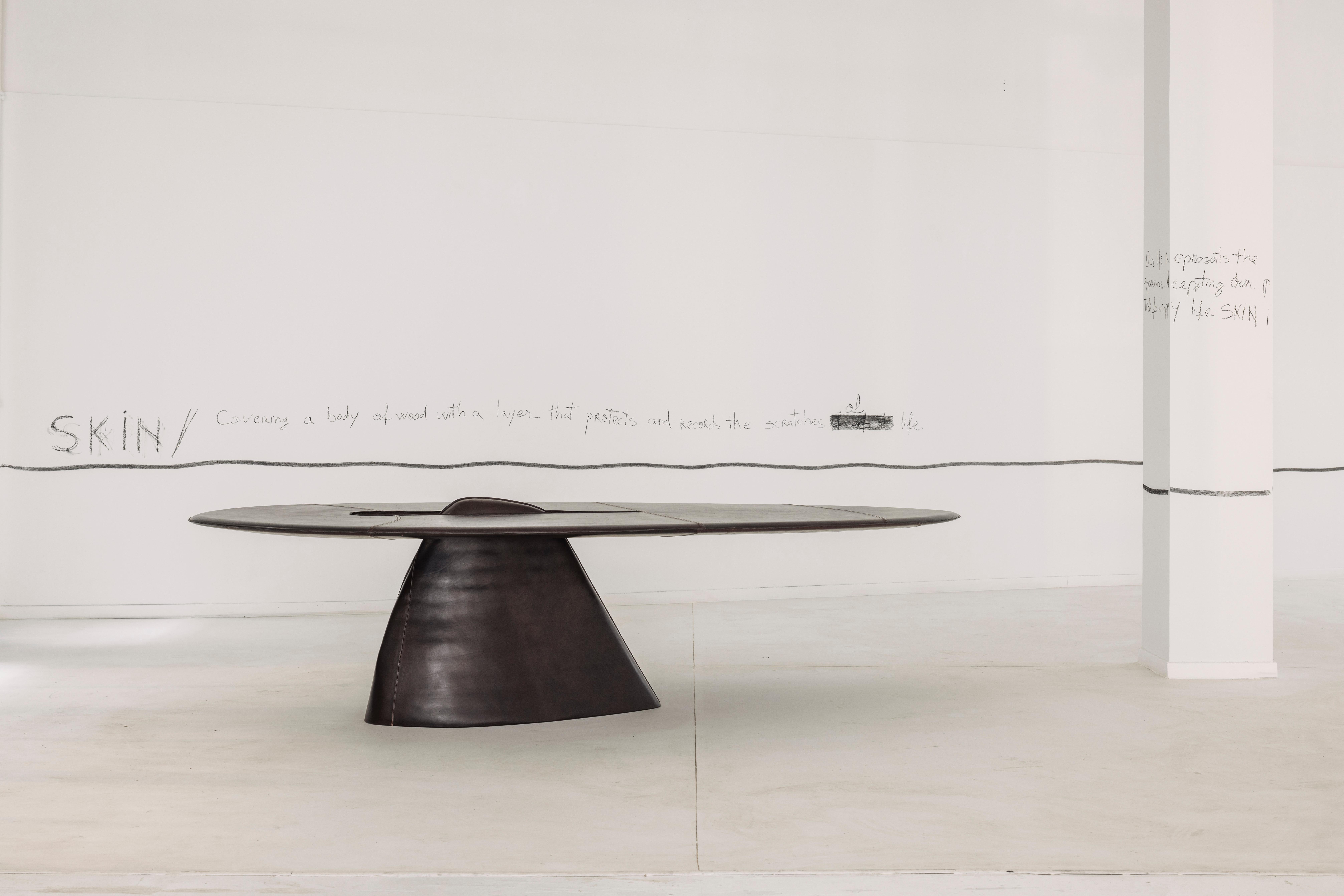 Table de salle à manger unique en son genre.

Né en Roumanie en 1986, Mircea Anghel est un designer autodidacte basé au Portugal et le fondateur de Cabana Studio. Dès son plus jeune âge, alors qu'il grandissait à Bucarest, il a manifesté un intérêt