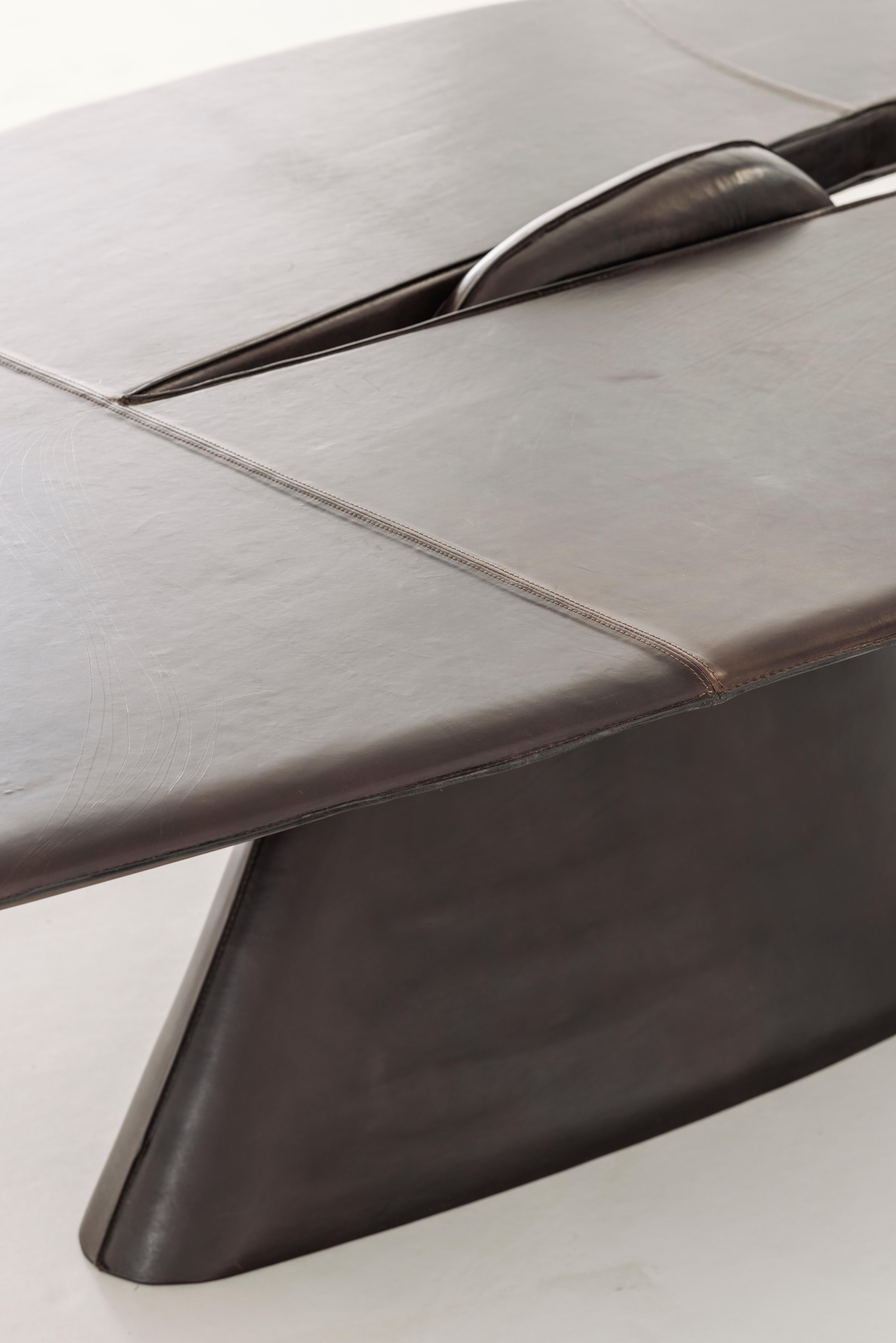 Table de salle à manger Pico contemporaine garnie de cuir Brown en vente 1