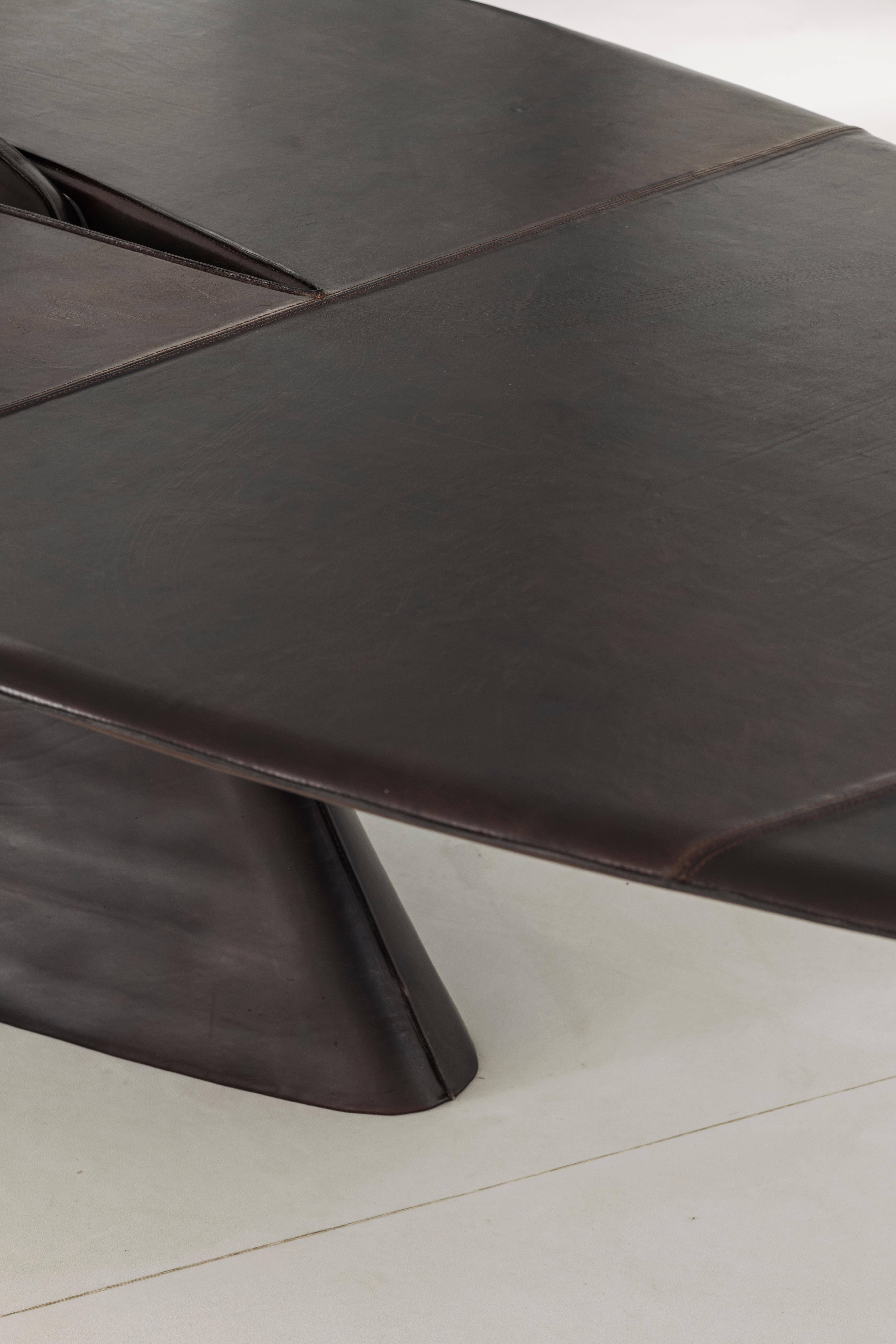 Table de salle à manger Pico contemporaine garnie de cuir Brown en vente 2