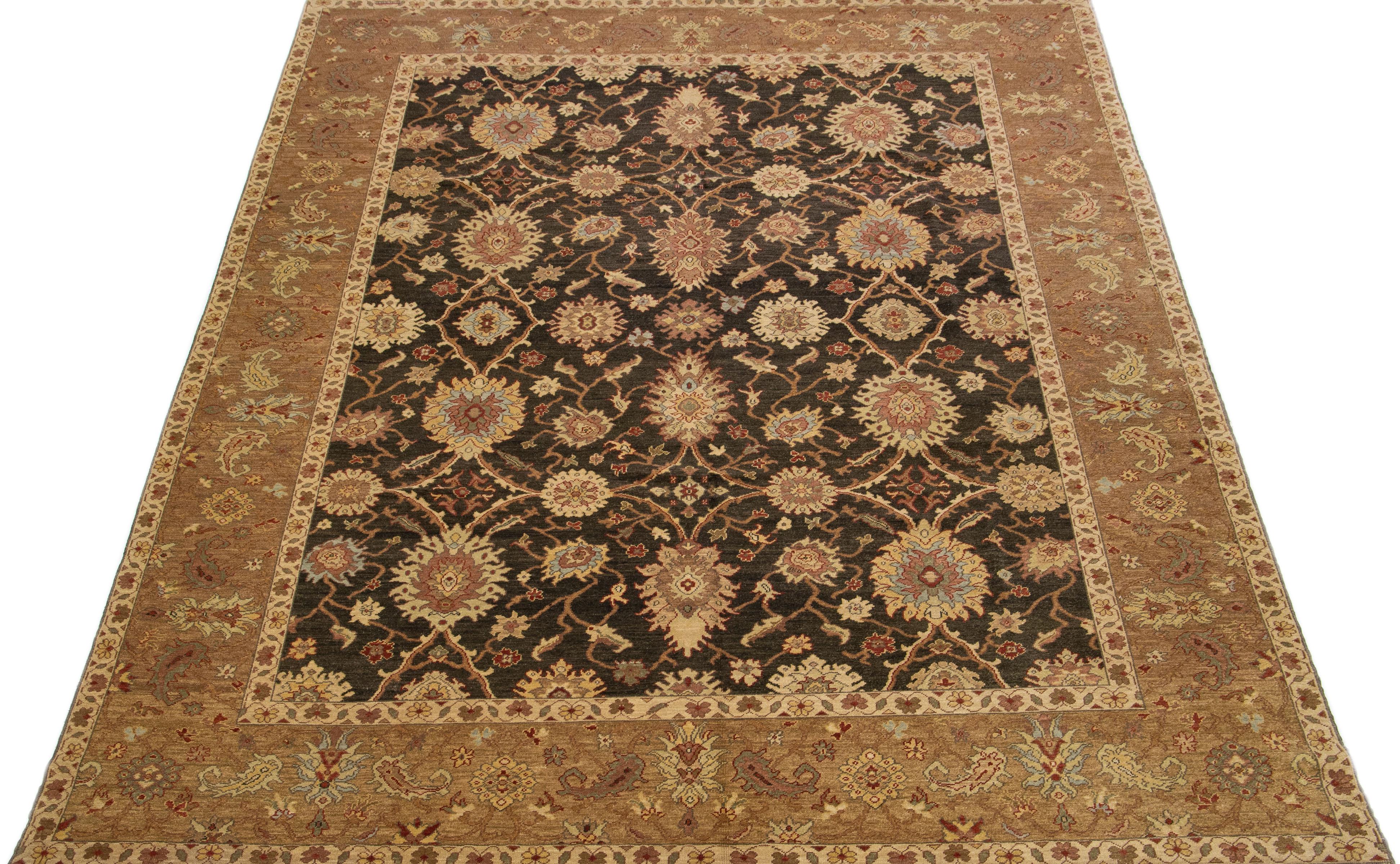 Schöner Paki Peshawar handgeknüpfter Wollteppich mit einem anthrazitfarbenen Feld. Dieser moderne Teppich hat einen braunen Rahmen mit grünen, goldenen und roten Akzenten in einem Allover-Klassik-Rankenwerk und einem Palmetten-Motiv.

Dieser