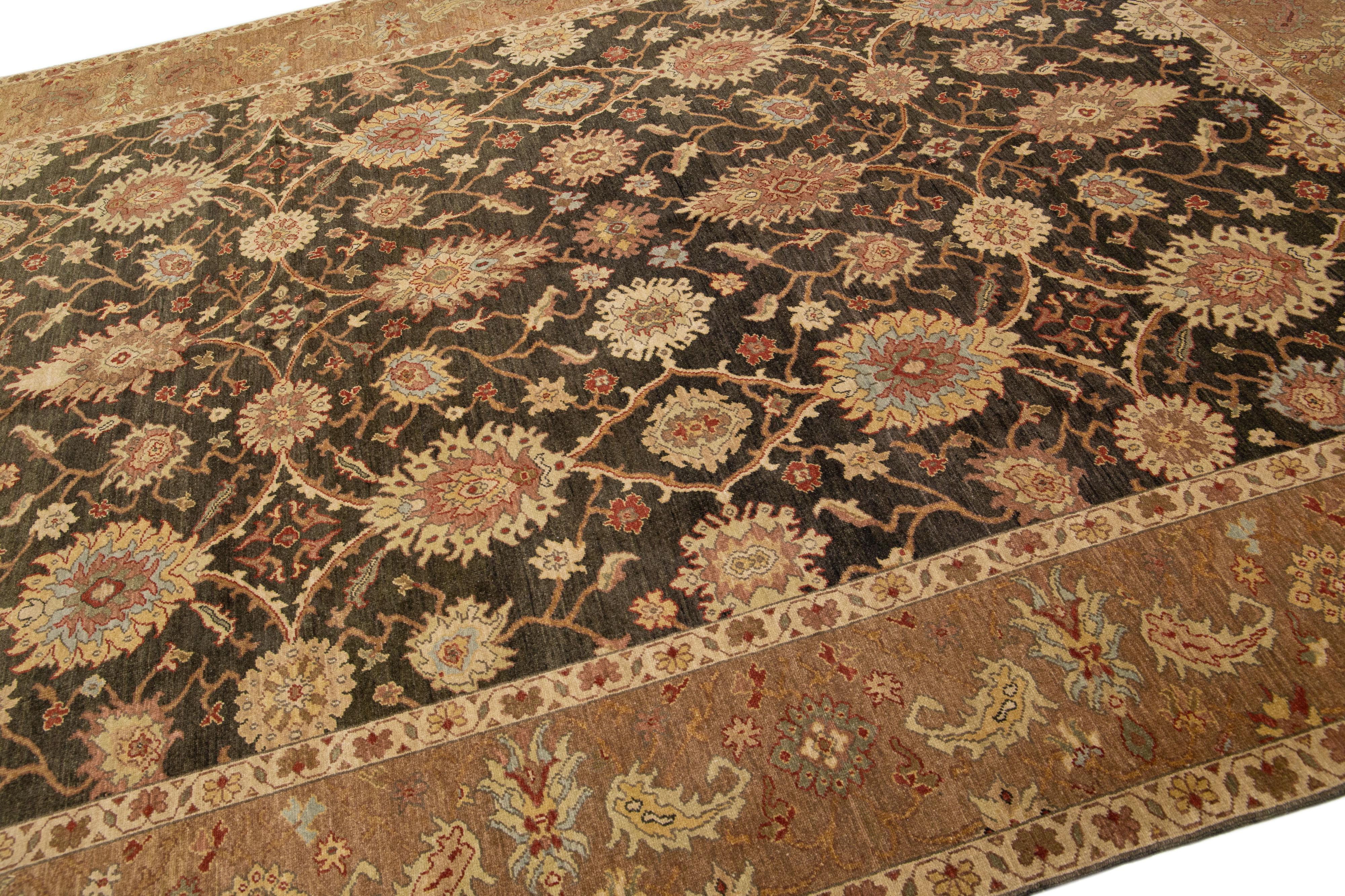 Zeitgenössischer brauner, handgefertigter Peshawar-Wollteppich mit Blumenmotiv (Moderne) im Angebot