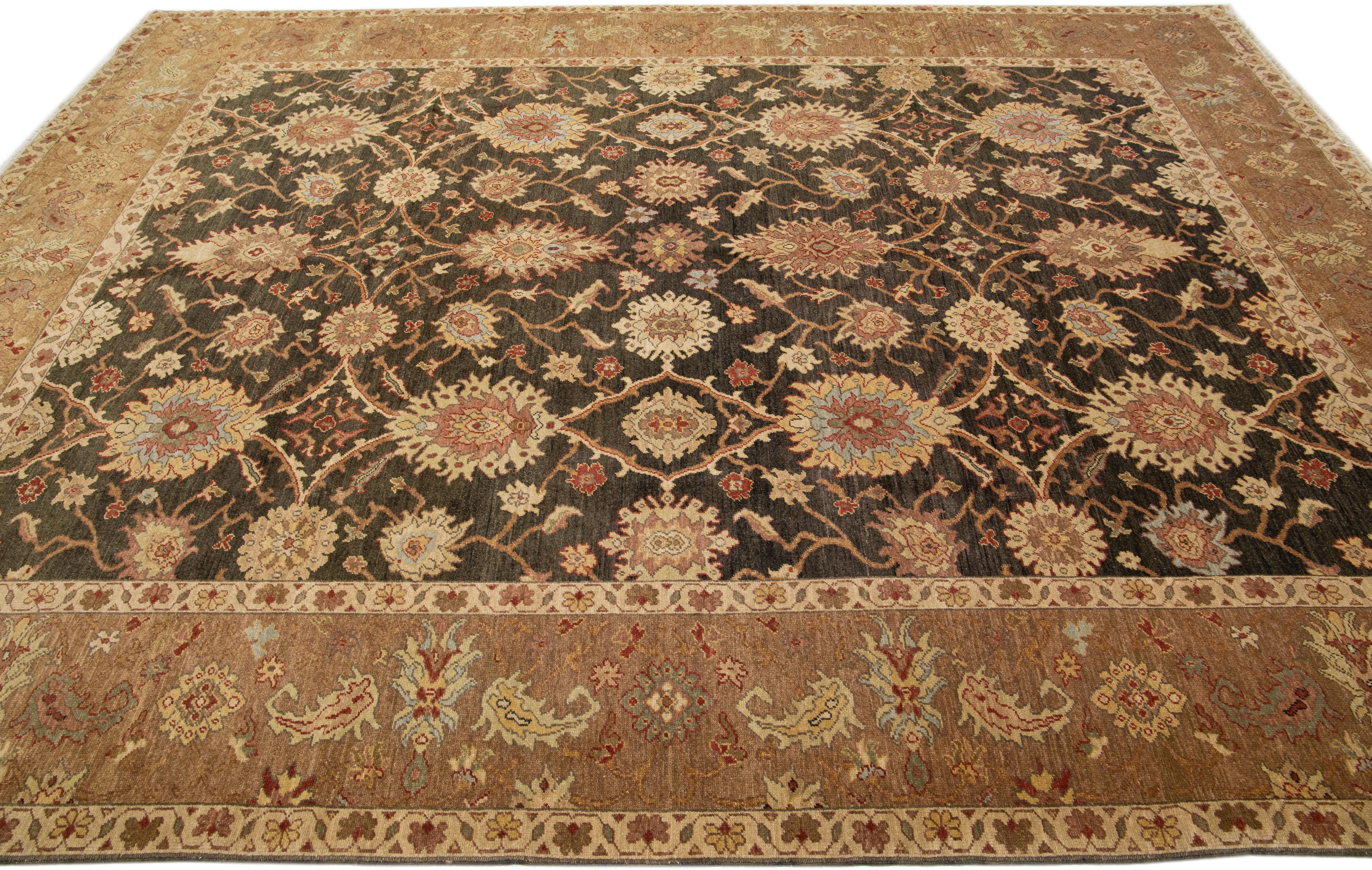 Zeitgenössischer brauner, handgefertigter Peshawar-Wollteppich mit Blumenmotiv (Indisch) im Angebot