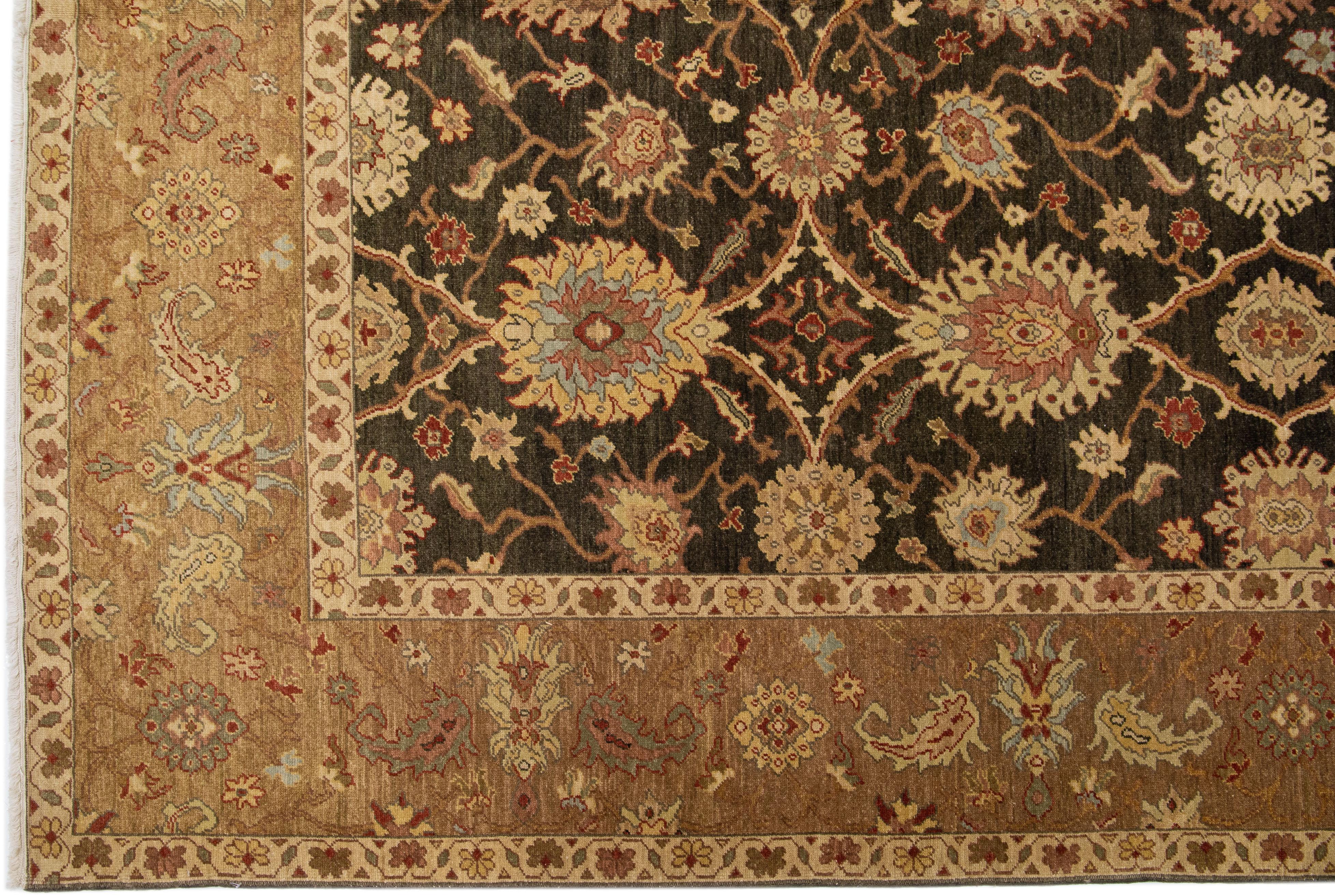 Zeitgenössischer brauner, handgefertigter Peshawar-Wollteppich mit Blumenmotiv (Handgeknüpft) im Angebot