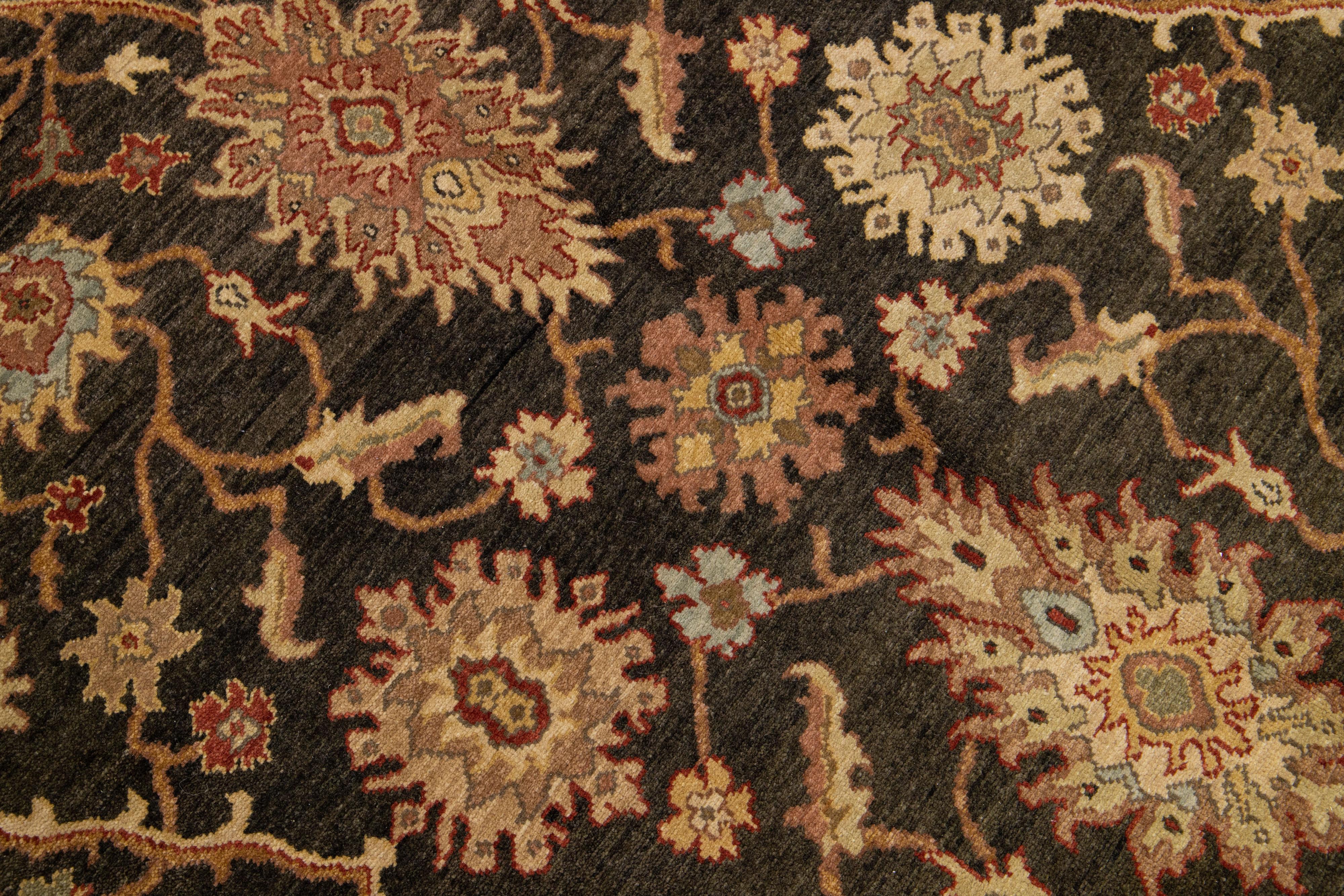 Zeitgenössischer brauner, handgefertigter Peshawar-Wollteppich mit Blumenmotiv im Zustand „Neu“ im Angebot in Norwalk, CT