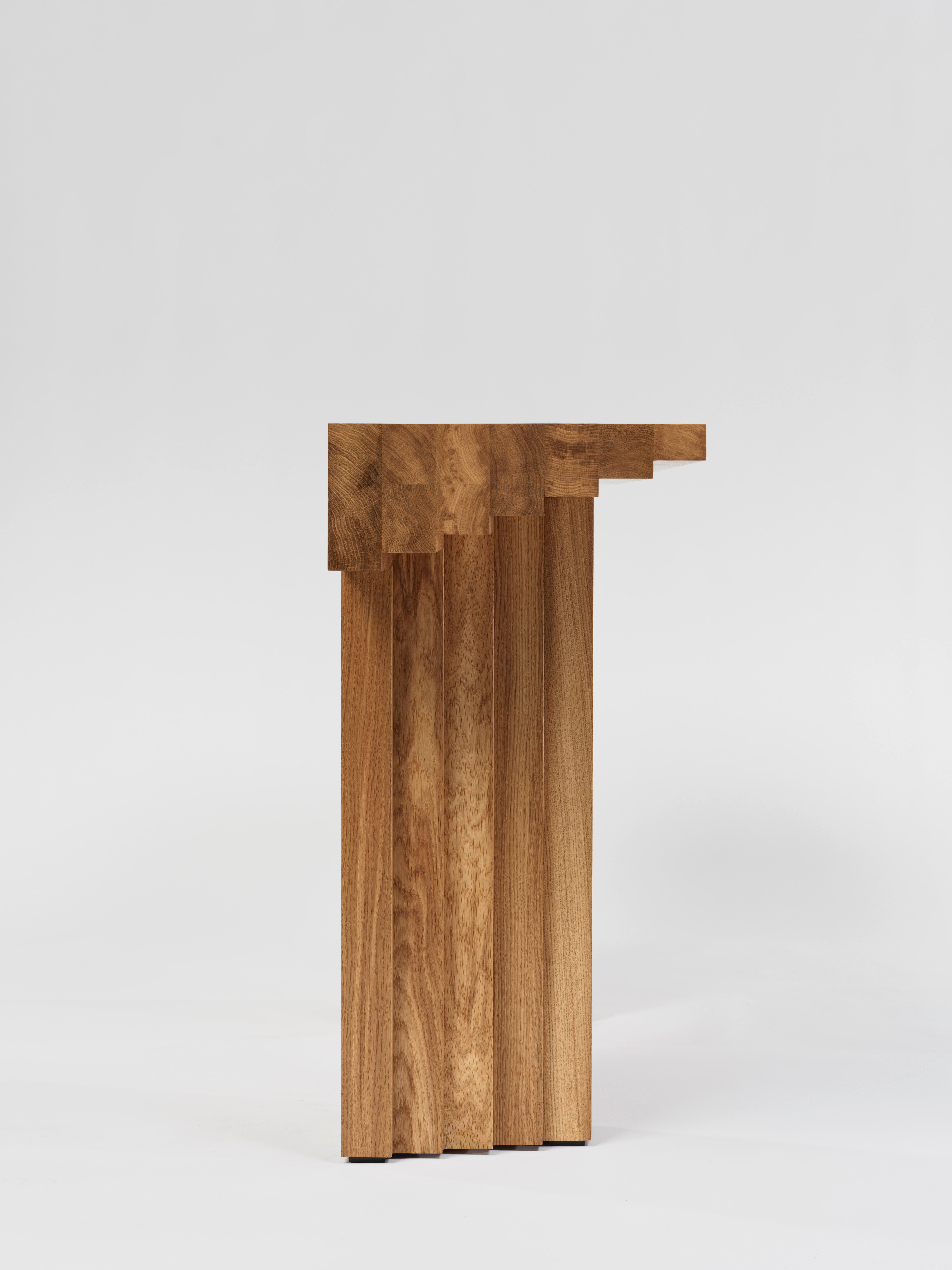 Fait main Console Ater contemporaine en bois de chêne massif Brown par Tim Vranken en vente