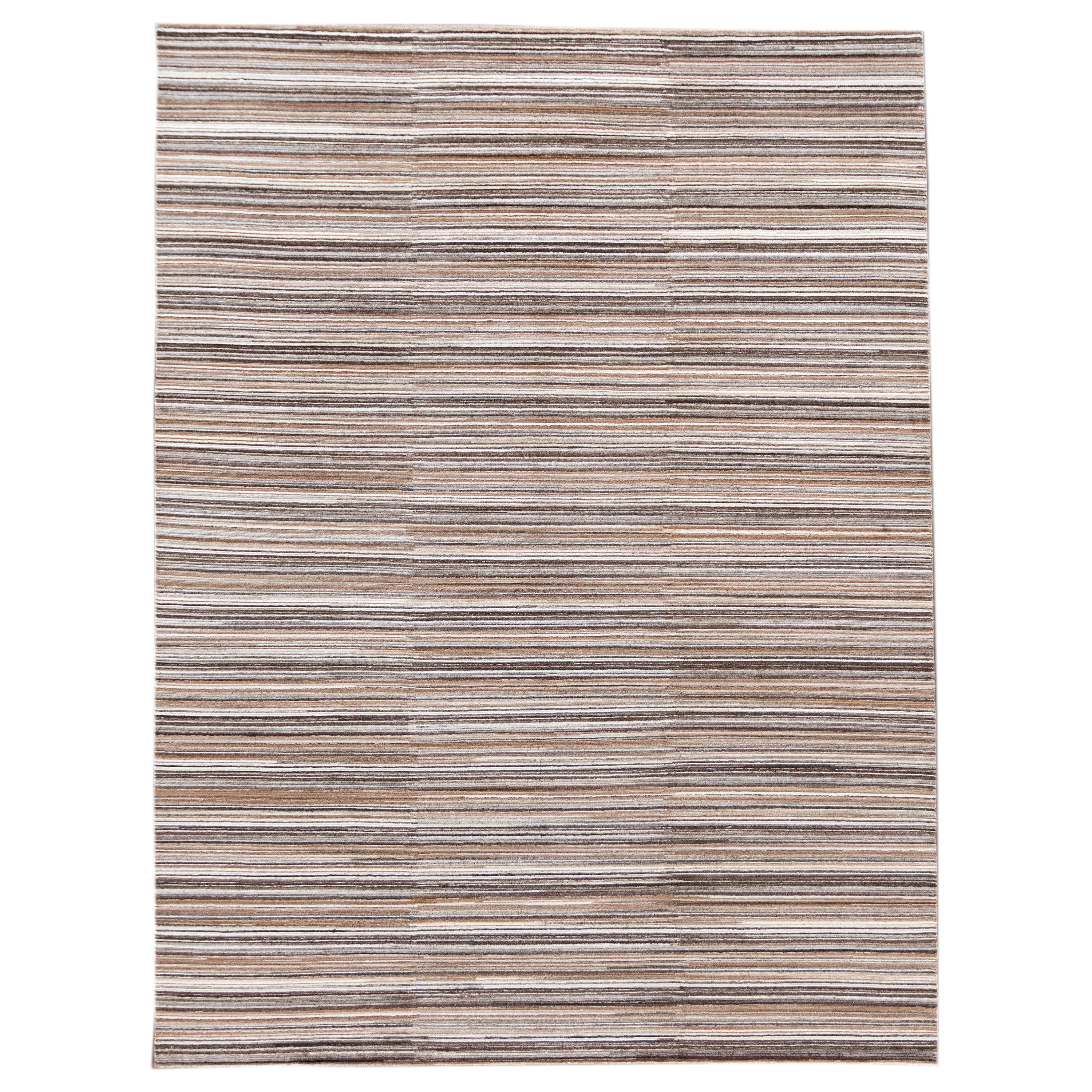 Tapis de sol contemporain en laine et soie rayée Brown