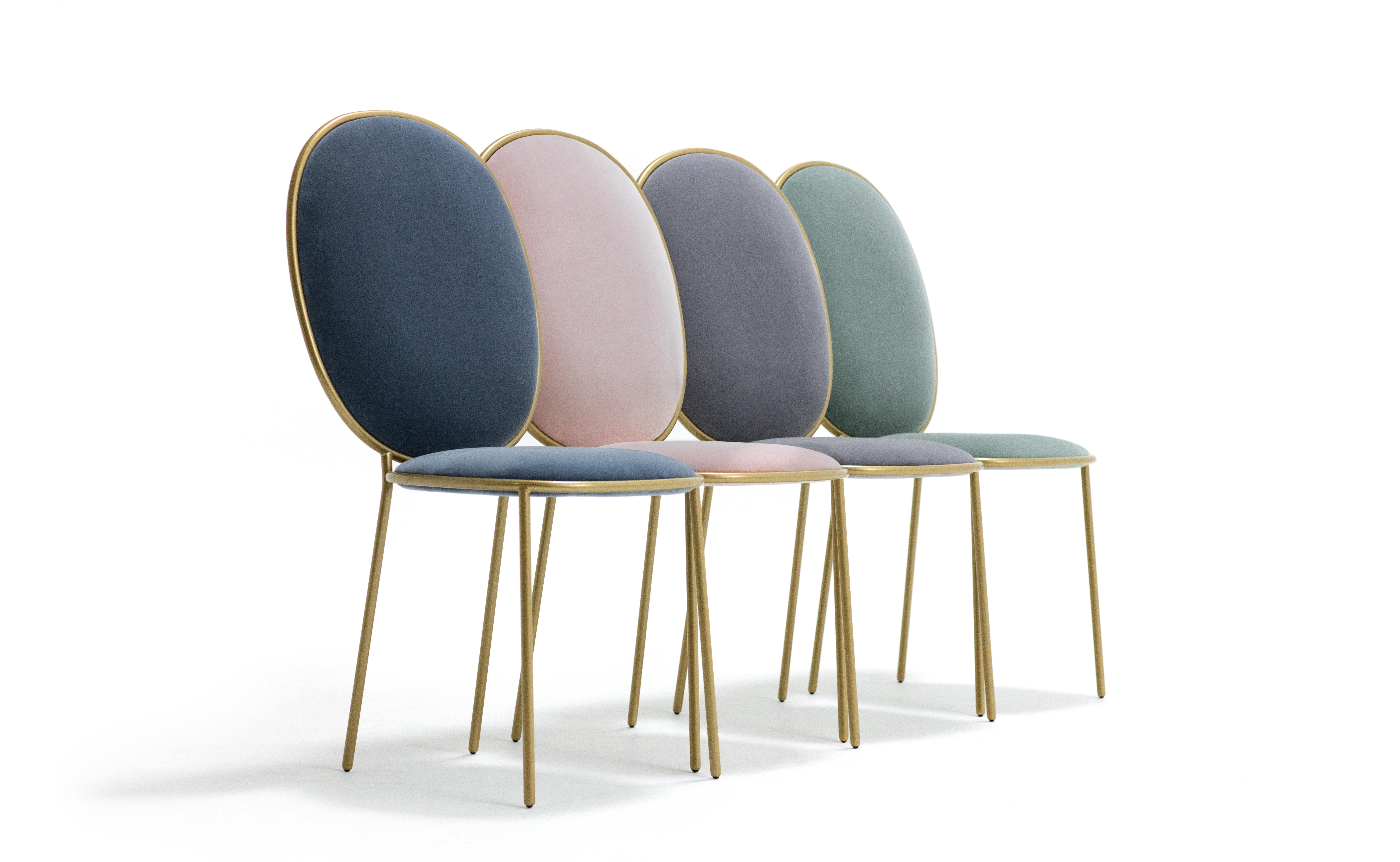 Slovène Chaise de salle à manger contemporaine tapissée en velours marron, Stay par Nika Zupanc en vente