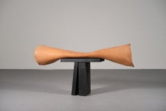 Sgabello contemporaneo in pelle di bufalo marrone Mímesis 01 di Jordi Ribaudí