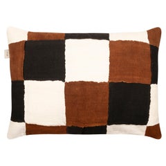 Couvercle de coussin contemporain à carreaux marron, blanc et noir, tissé à la main au Mali