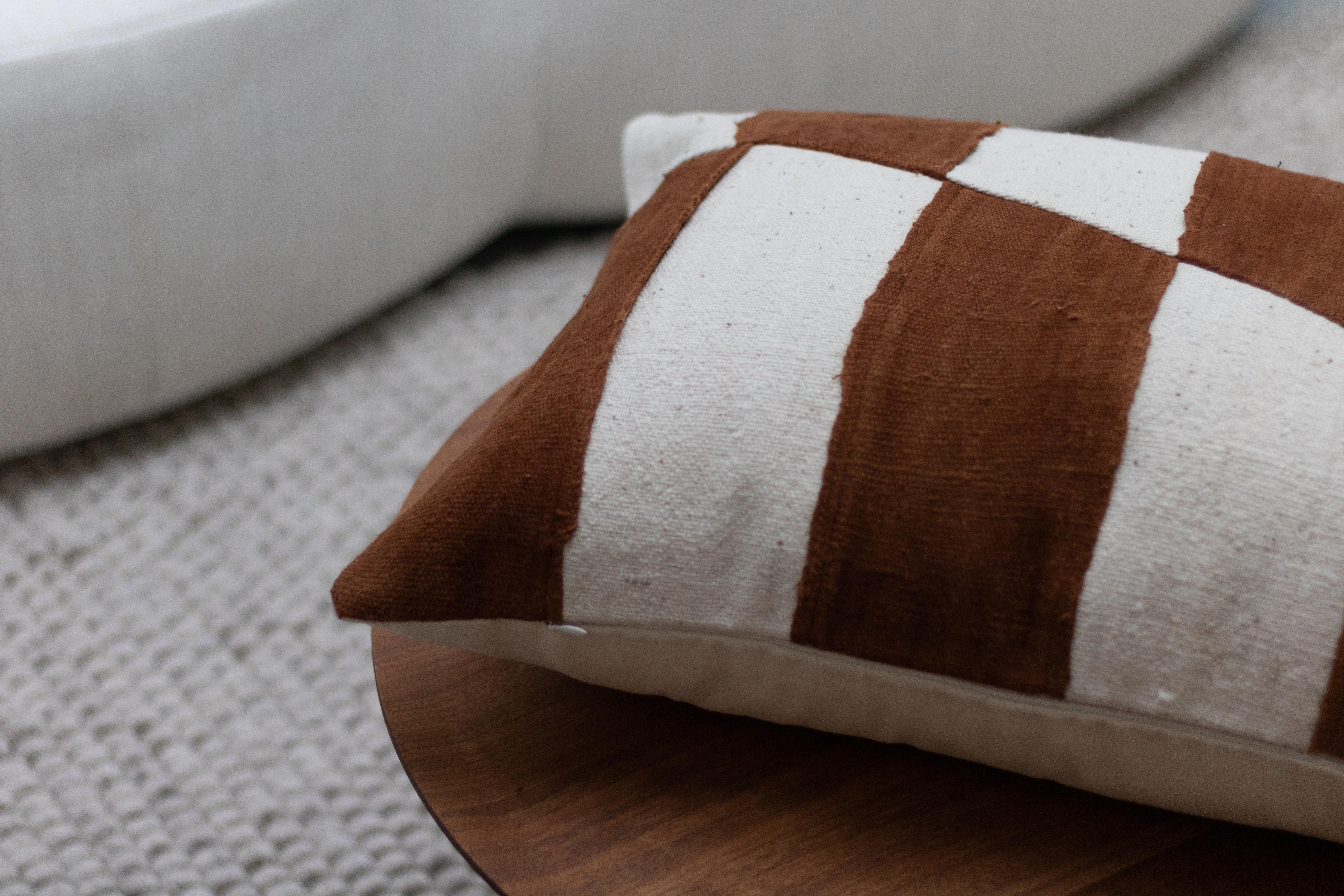 Contemporary Brown & White Cushion Cover from Handwoven Malian Cotton Fabrics In New Condition For Sale In Amsterdam, NL