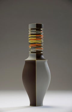 Vase in Braun mit gelben Nähten aus farbigem Porzellan von Peter Pincus