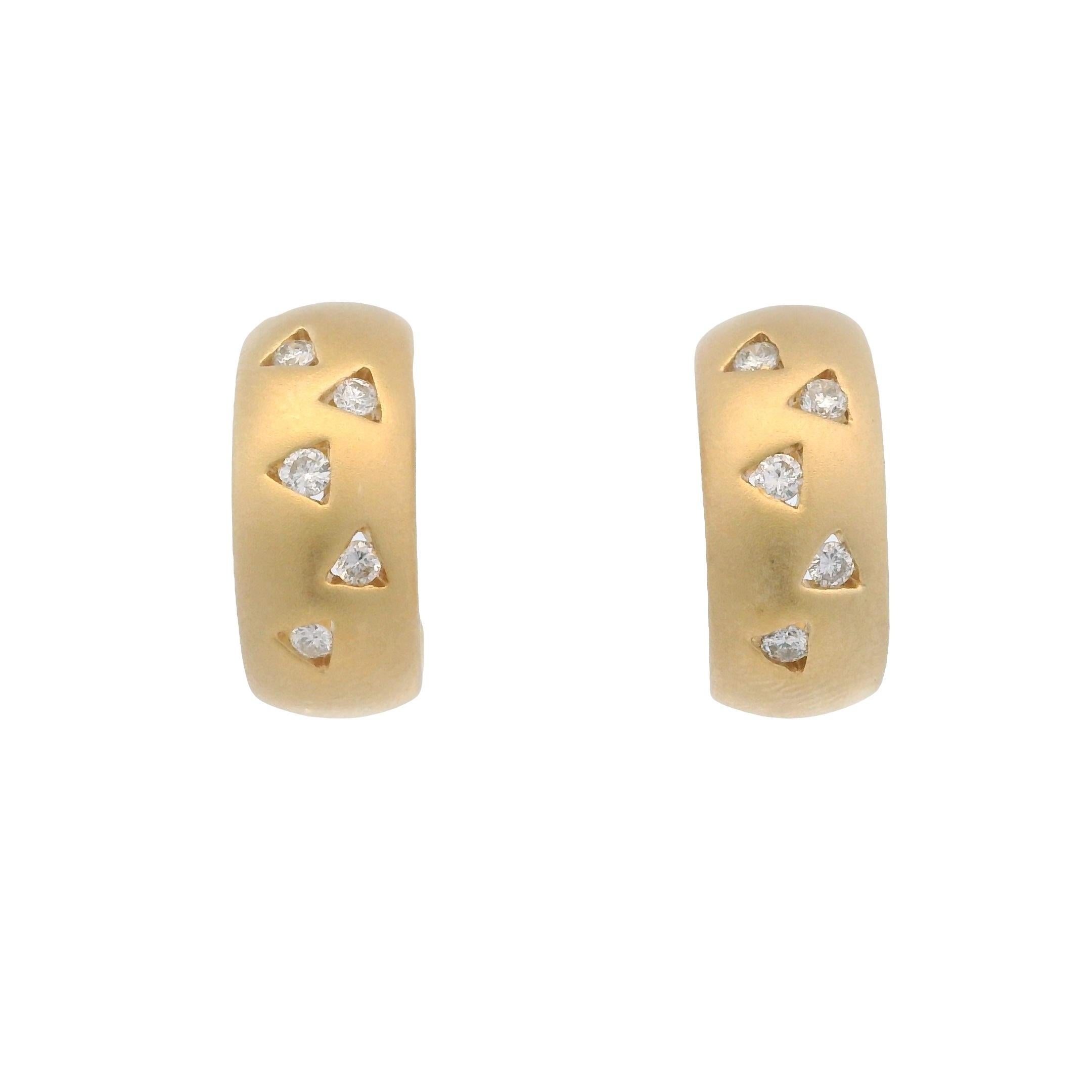 Orecchini a cerchio contemporanei in oro giallo 18 carati spazzolato e diamanti in vendita 4