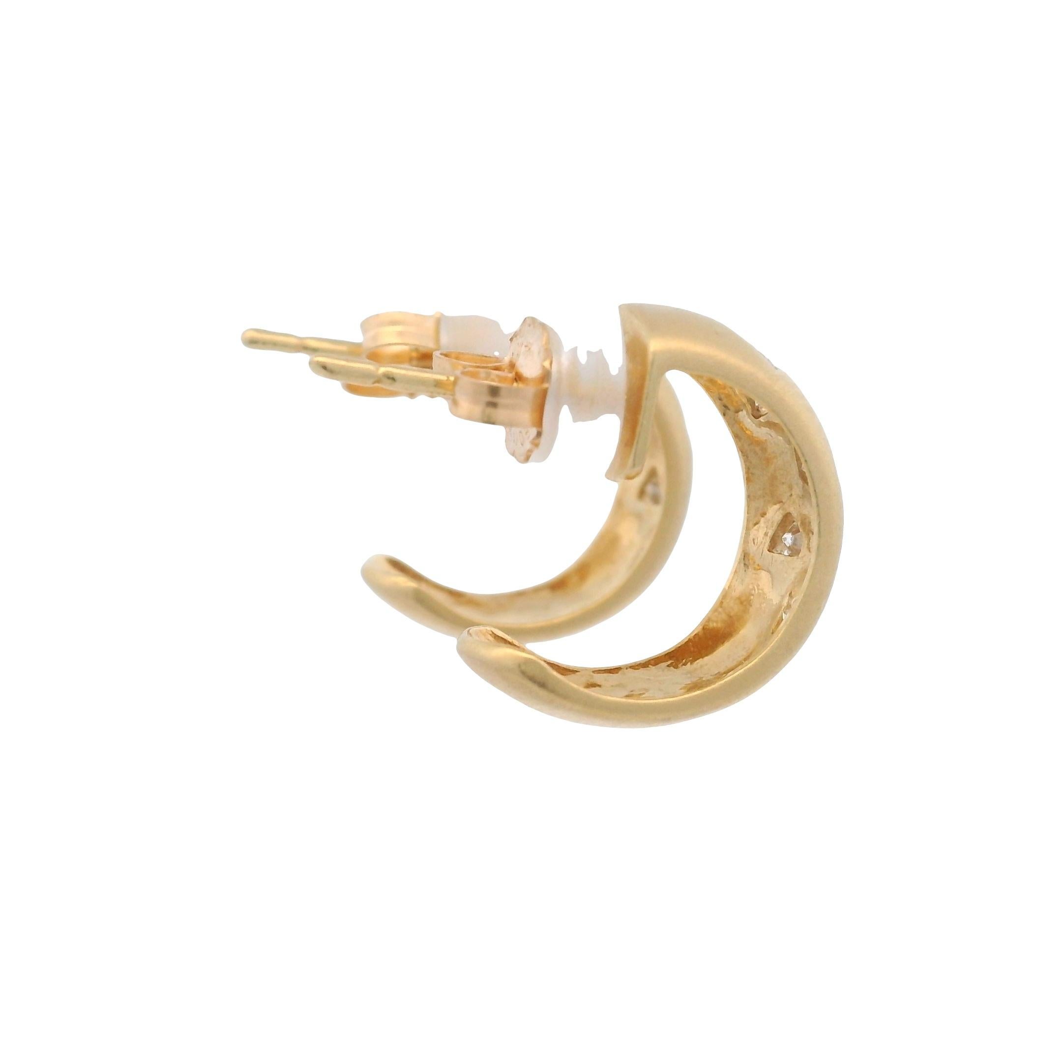 Orecchini a cerchio contemporanei in oro giallo 18 carati spazzolato e diamanti in vendita 5