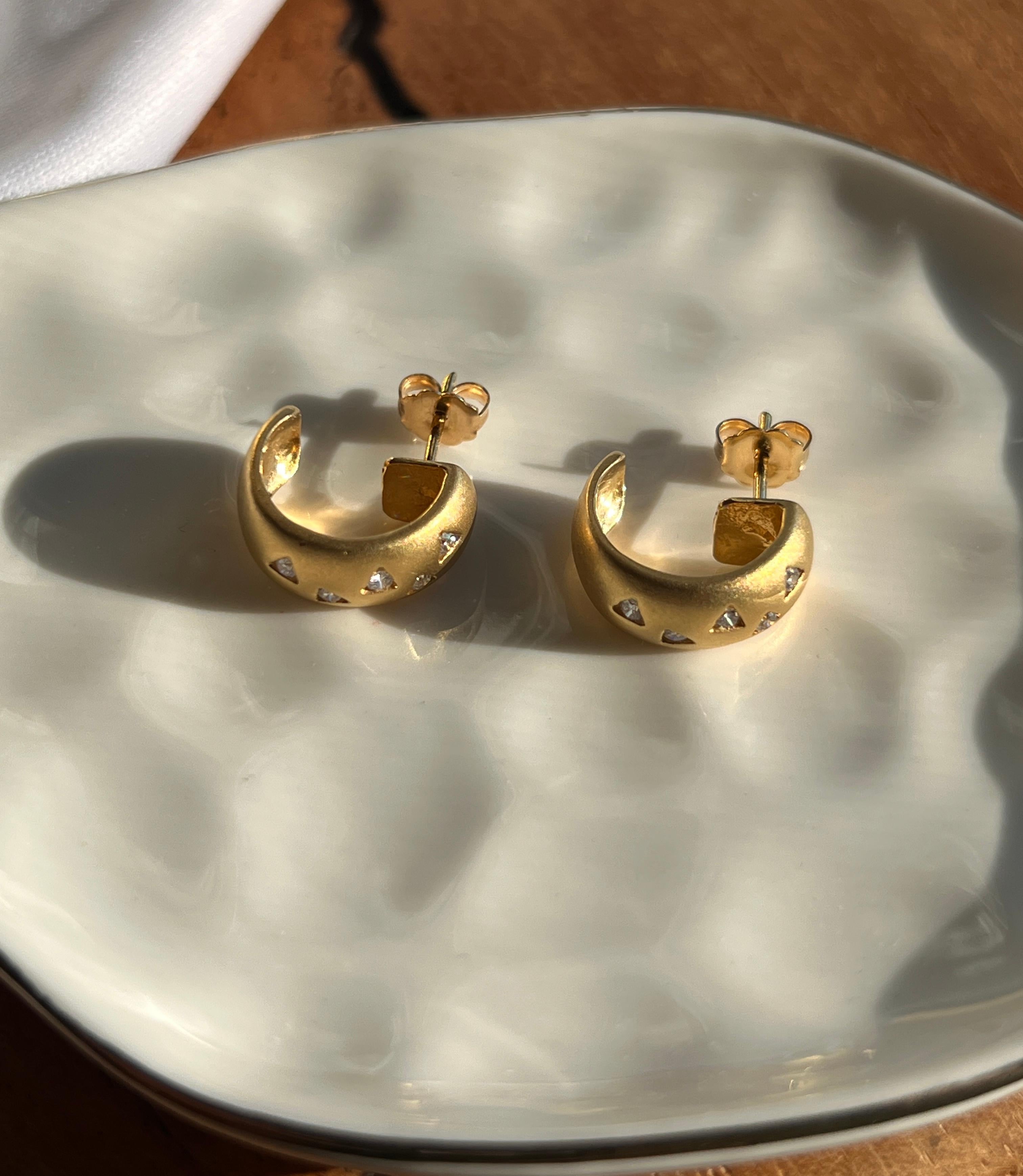 Contemporaneo Orecchini a cerchio contemporanei in oro giallo 18 carati spazzolato e diamanti in vendita