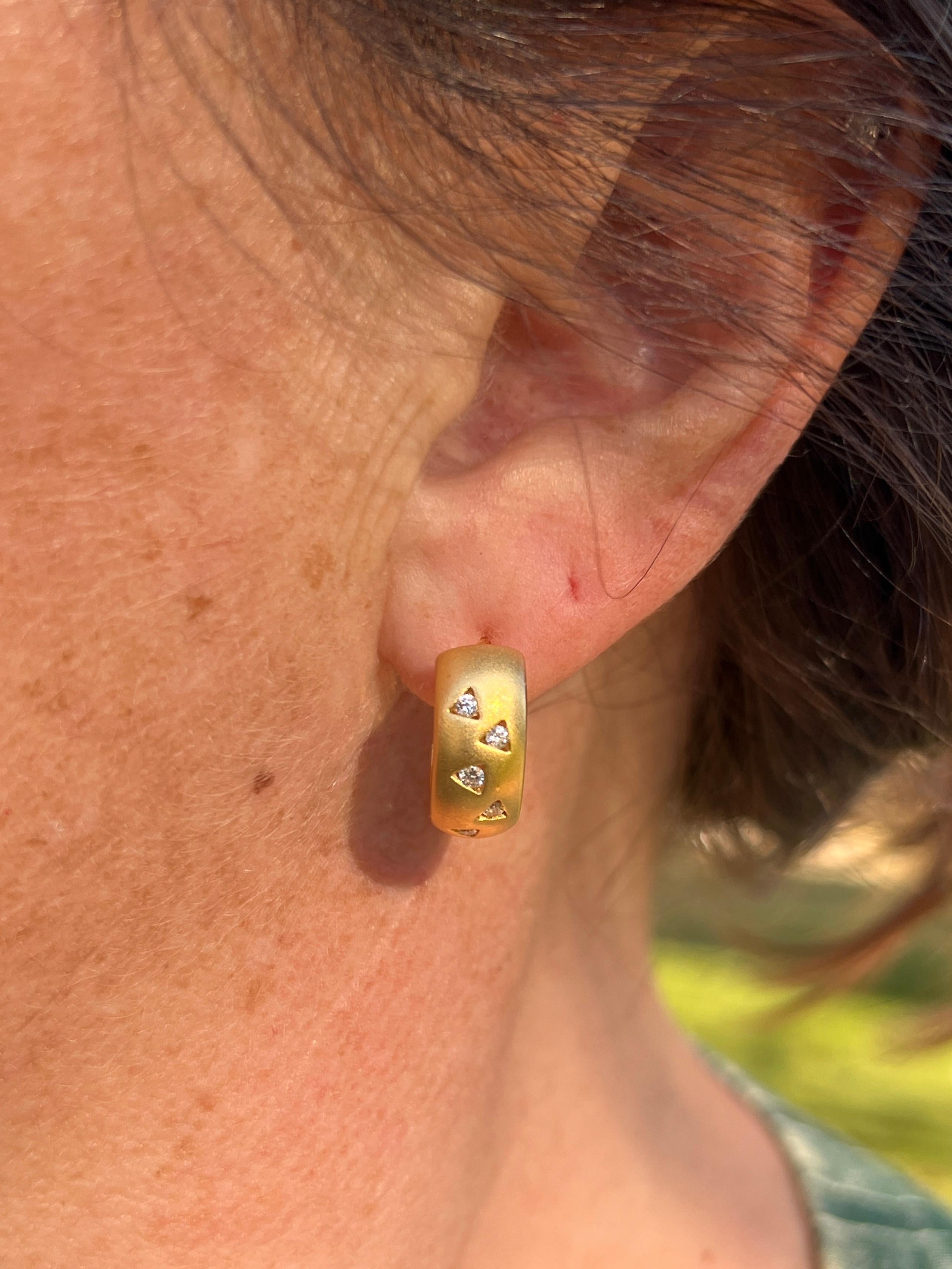 Taglio rotondo Orecchini a cerchio contemporanei in oro giallo 18 carati spazzolato e diamanti in vendita