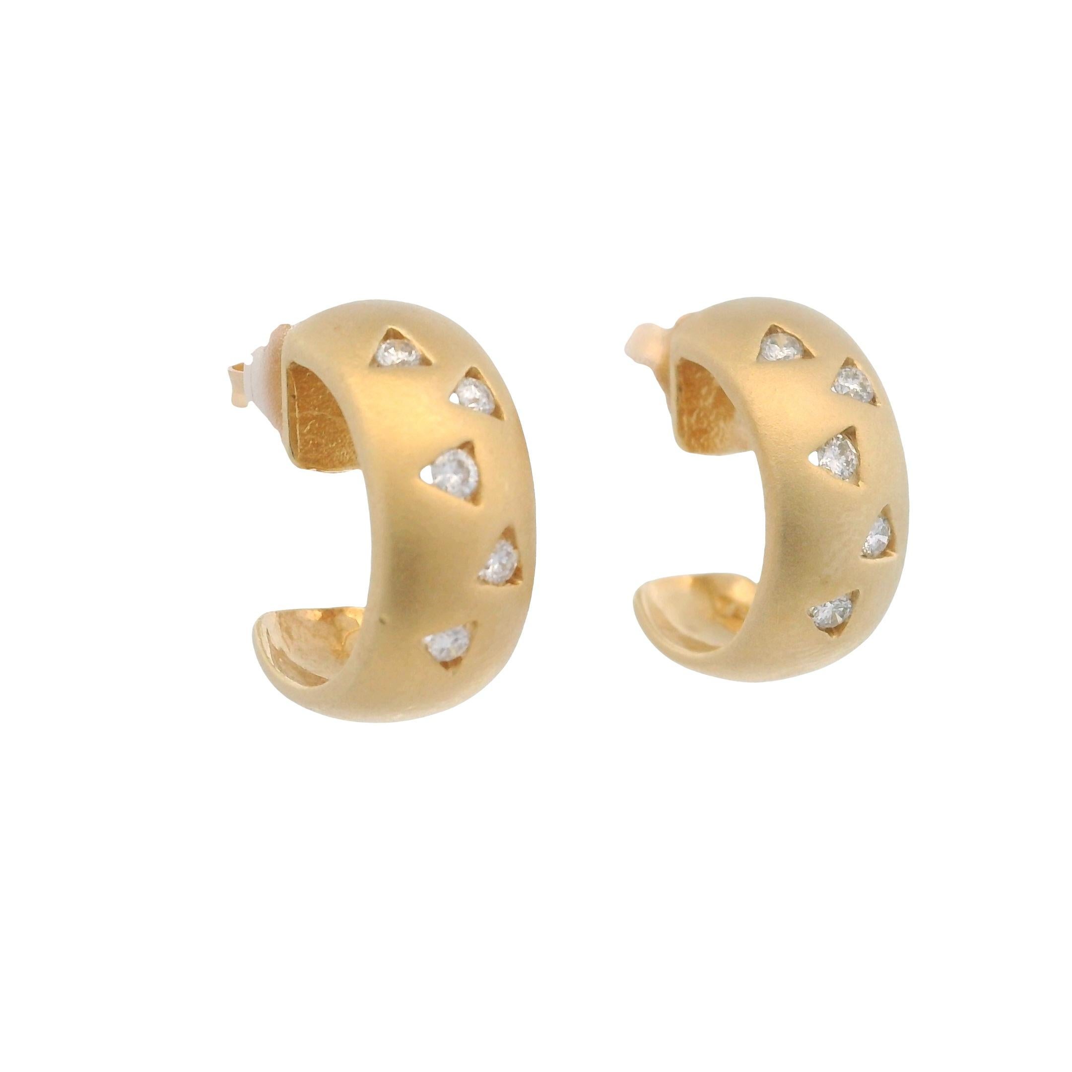 Orecchini a cerchio contemporanei in oro giallo 18 carati spazzolato e diamanti in vendita 2