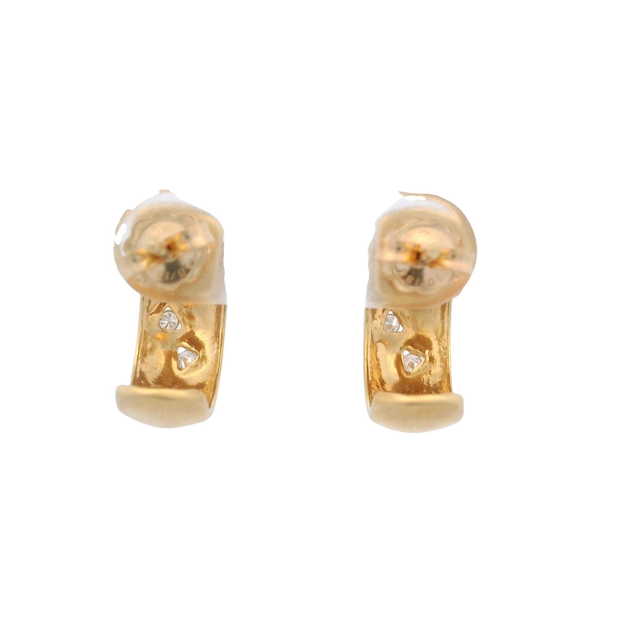 Orecchini a cerchio contemporanei in oro giallo 18 carati spazzolato e diamanti in vendita 3