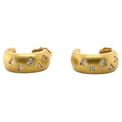 Demi-cerceaux contemporains en or jaune 18k brossé et diamants