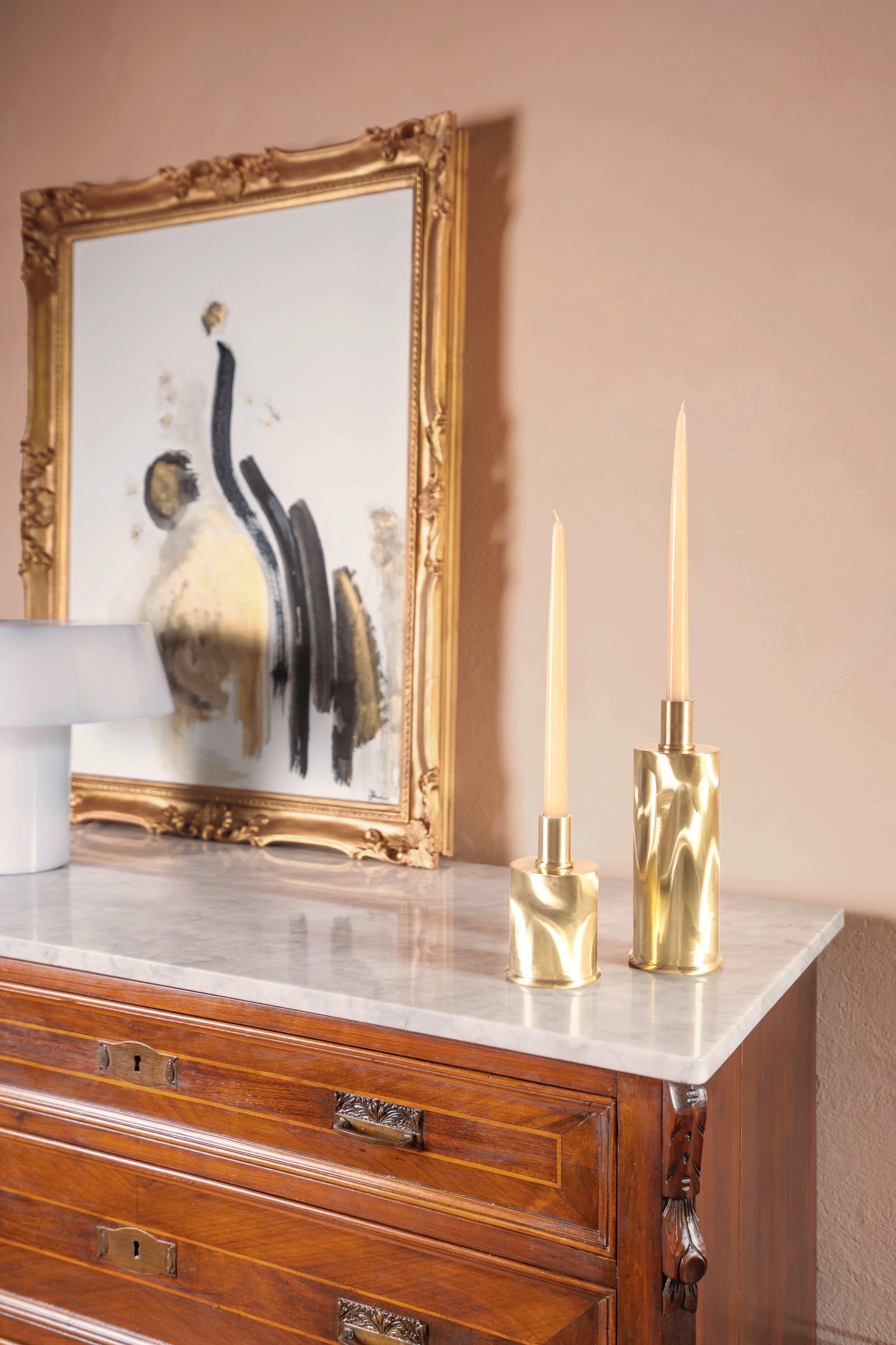 Questo candeliere contemporaneo in ottone spazzolato della designer italiana Federica Paoli è un oggetto di design scultoreo ispirato alle eleganti increspature della seta moiré. Interamente realizzato a mano in Italia, il pezzo presenta contorni