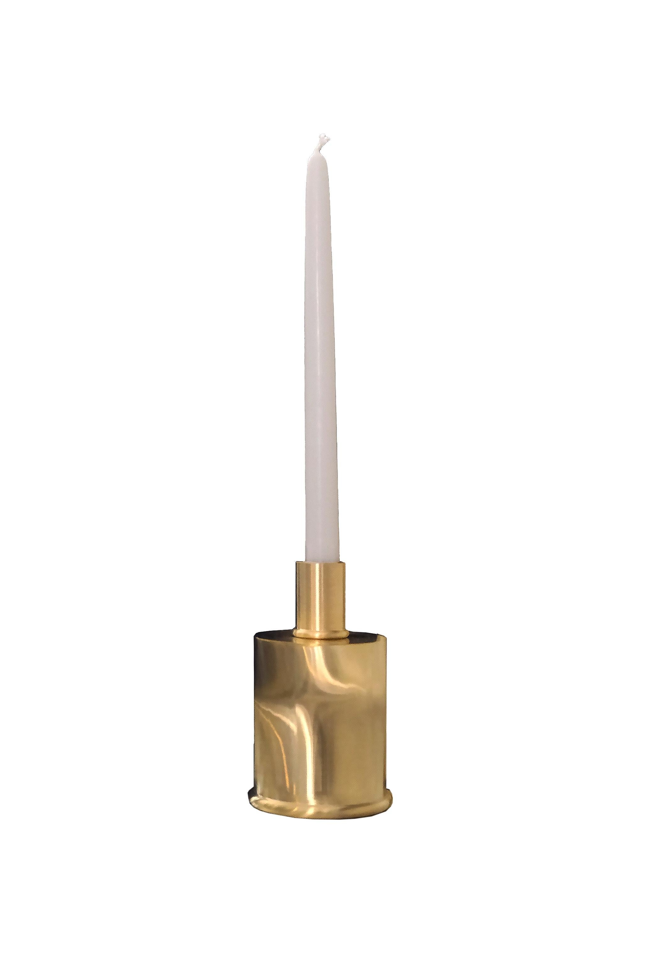 Italiano Candeliere contemporaneo in ottone spazzolato ispirato alla seta moiré, Italia, in stock in vendita