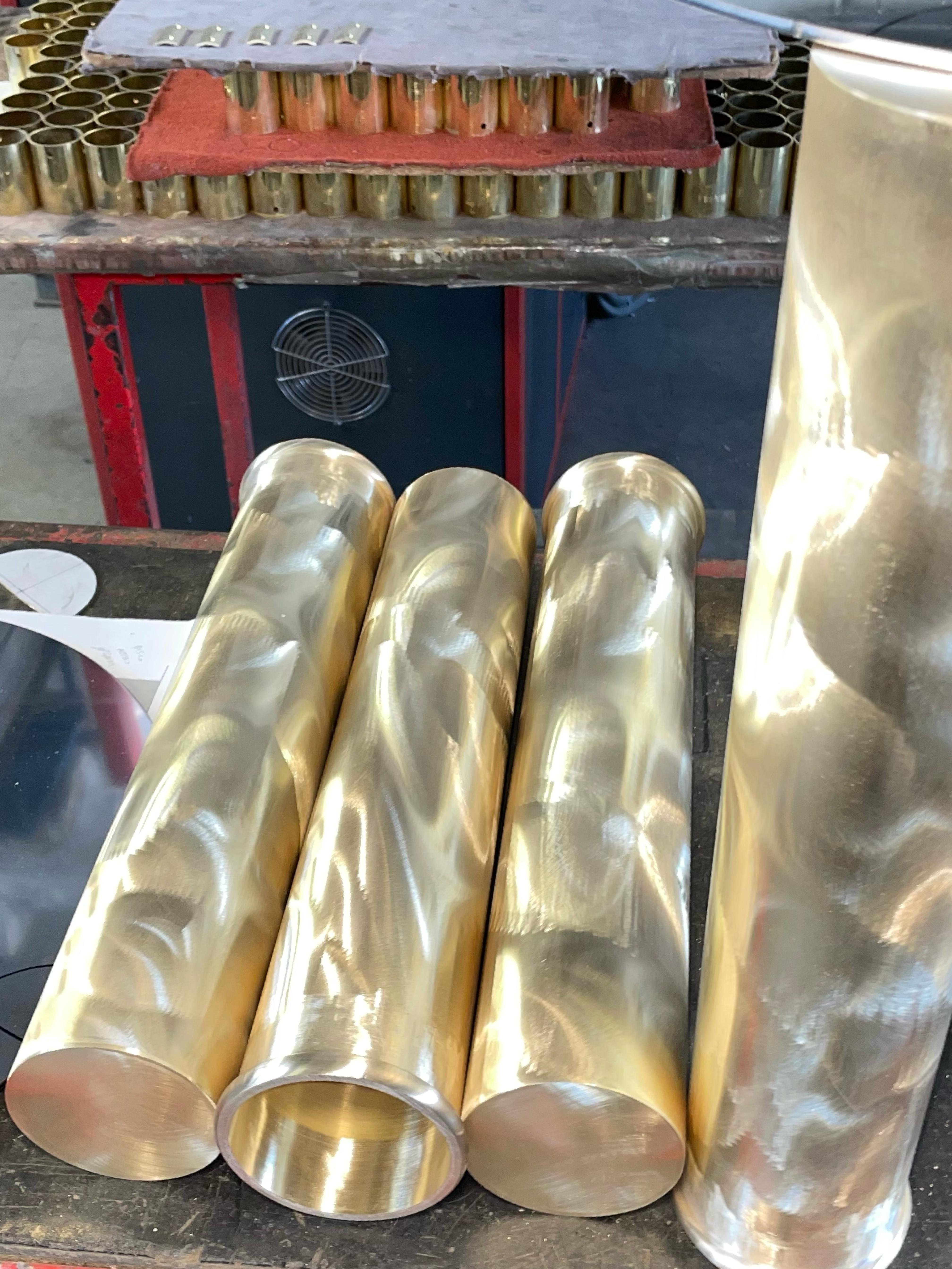 Fatto a mano Candeliere contemporaneo in ottone spazzolato ispirato alla seta moiré, Italia, in stock in vendita