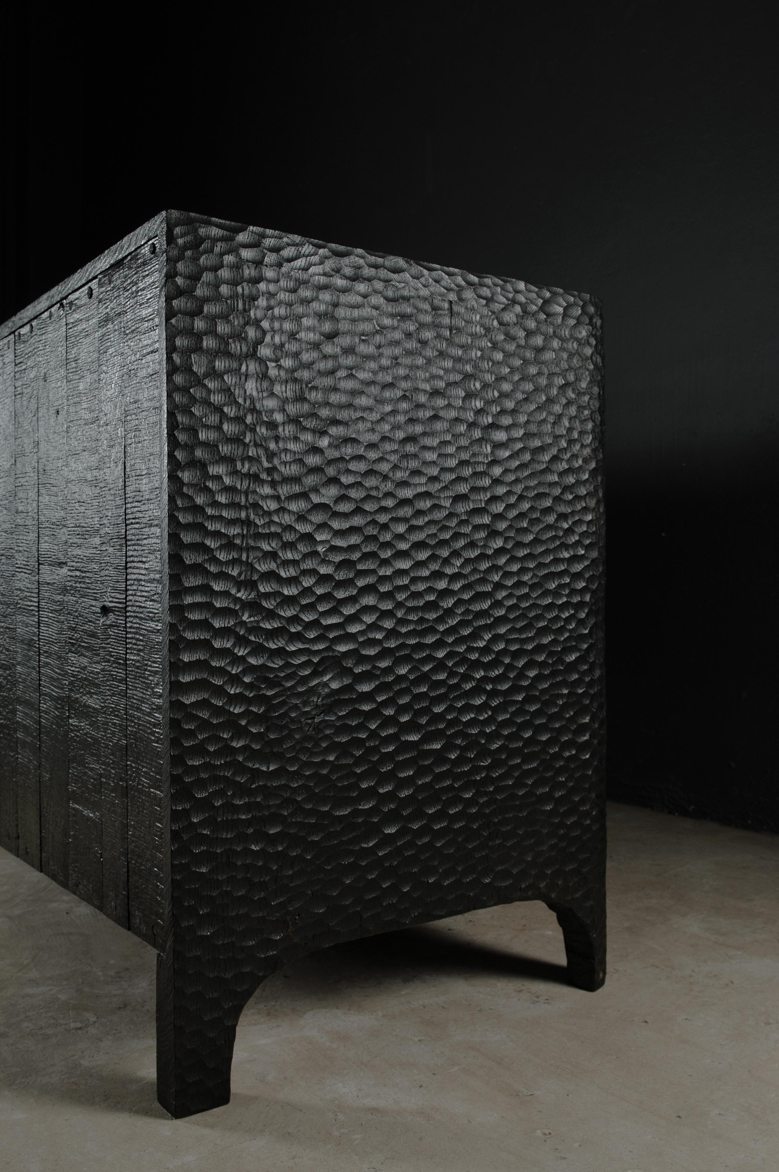 Commode contemporaine brutaliste en chêne noir « Taille exacte » en vente 7