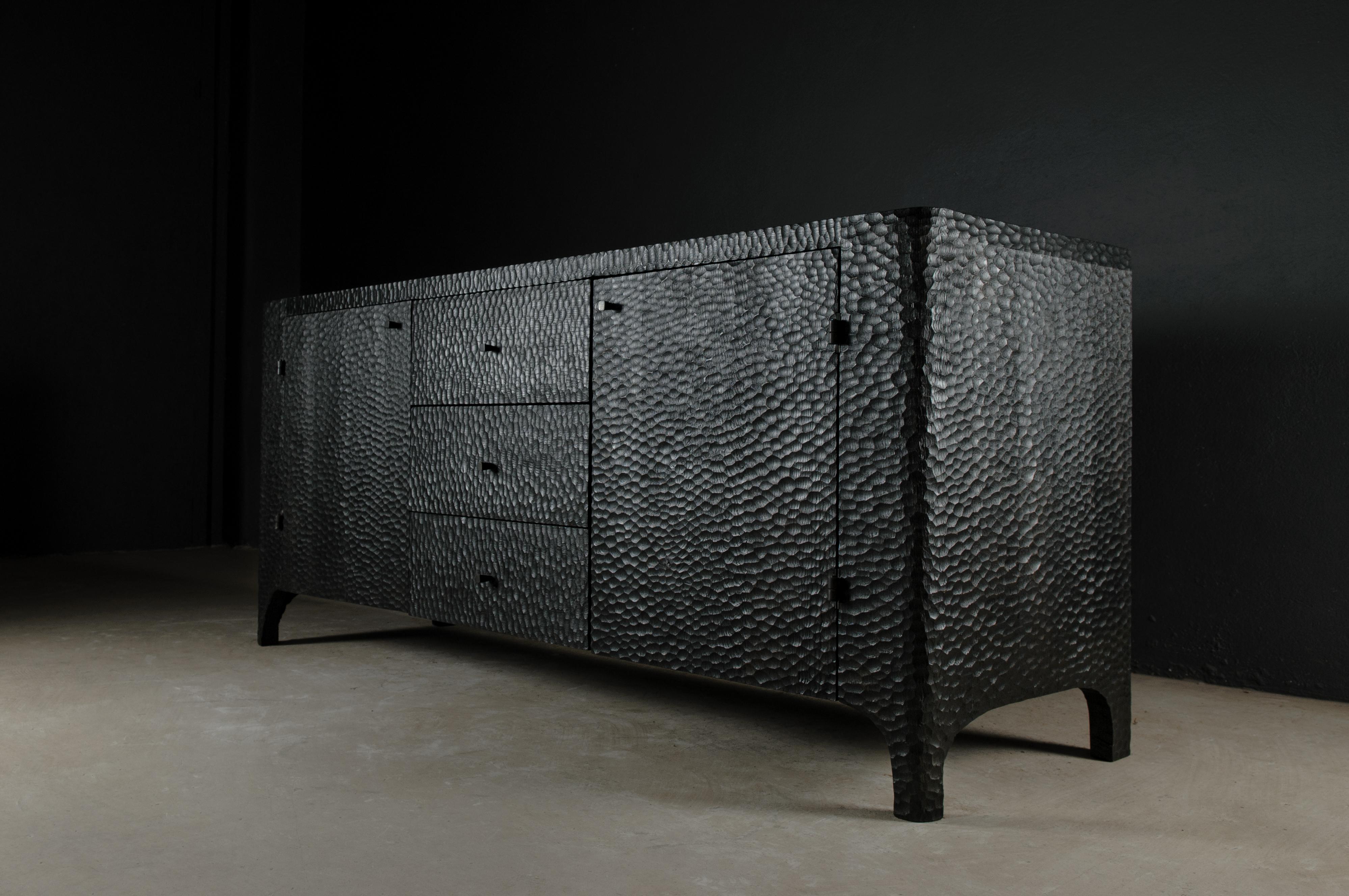 Commode / armoire
Bois sculpté (chêne massif)
Finition : ondulée, moyenne

Le studio de design Sóha conçoit et produit des meubles et des objets de décoration en chêne massif dans un style authentique. L'inspiration pour créer tous ces articles