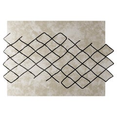 Moderner brutalistischer Teppich im modernen Stil mit abstraktem Muster in neutralen Farben und schwarzen Details