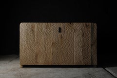 Armario Esculpido Brutalista Contemporáneo de Roble Claro Macizo, textura martillada