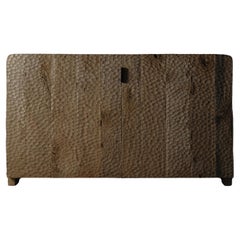 Armadietto scultoreo brutalista contemporaneo in rovere chiaro massiccio, struttura martellata