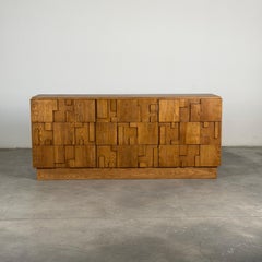 Zeitgenössisches brutalistisches Sideboard aus massivem Eschenholz mit skulpturaler, geometrischer Front