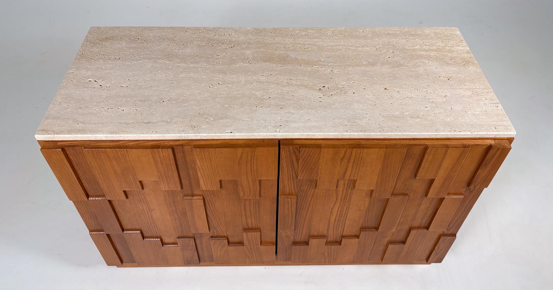 Buffet brutaliste contemporain avec plateau en travertin, Italie Bon état - En vente à Brussels, BE