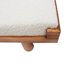 Banc contemporain de style brutaliste en chêne massif et laine bouclée, Italie