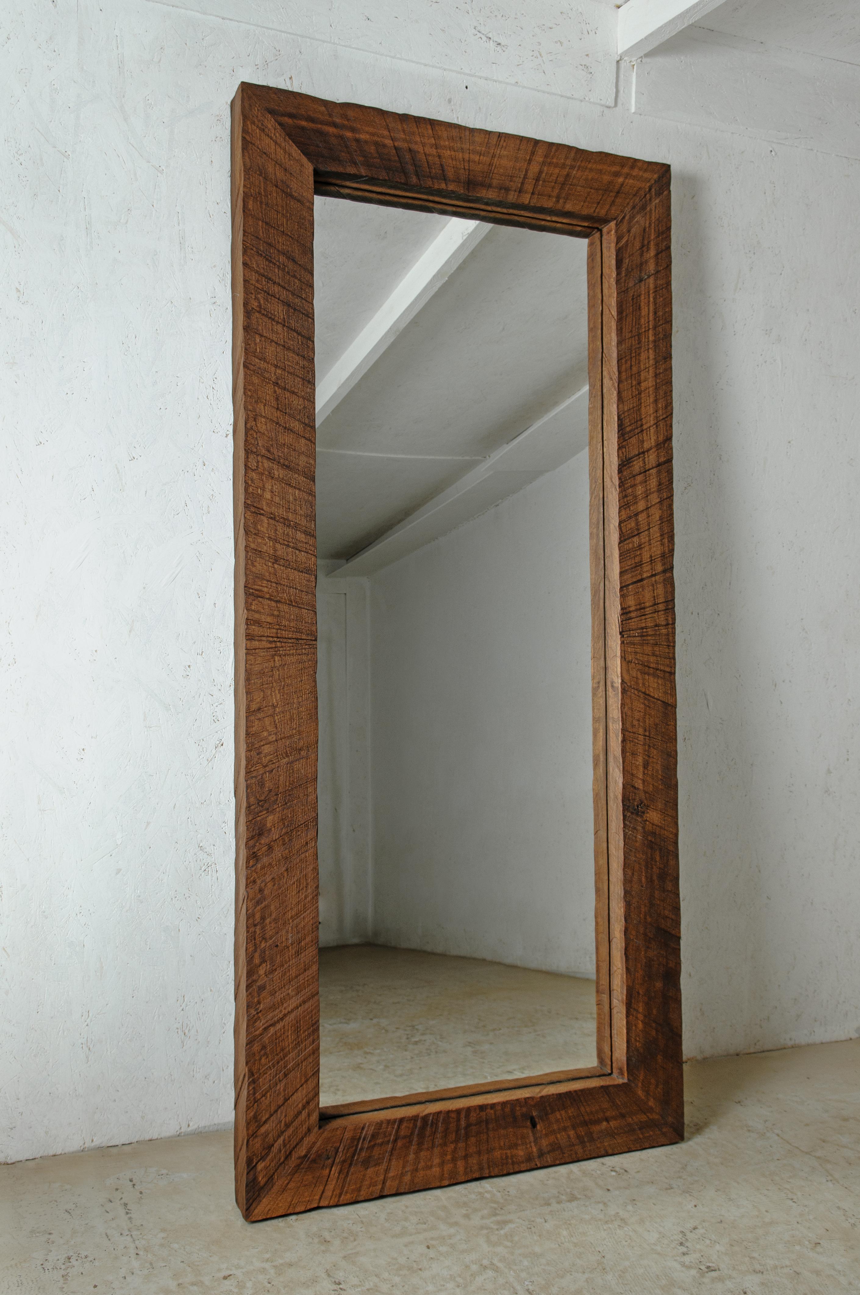 Spiegel in voller Länge aus massiver Eiche (+ Leinöl)
Maße: 189 x 98 x 10 cm

Das Sóha Design Studio entwirft und produziert Möbel und Dekorationsobjekte aus massiver Eiche in einem authentischen Stil. Die Inspiration für all diese Gegenstände kommt