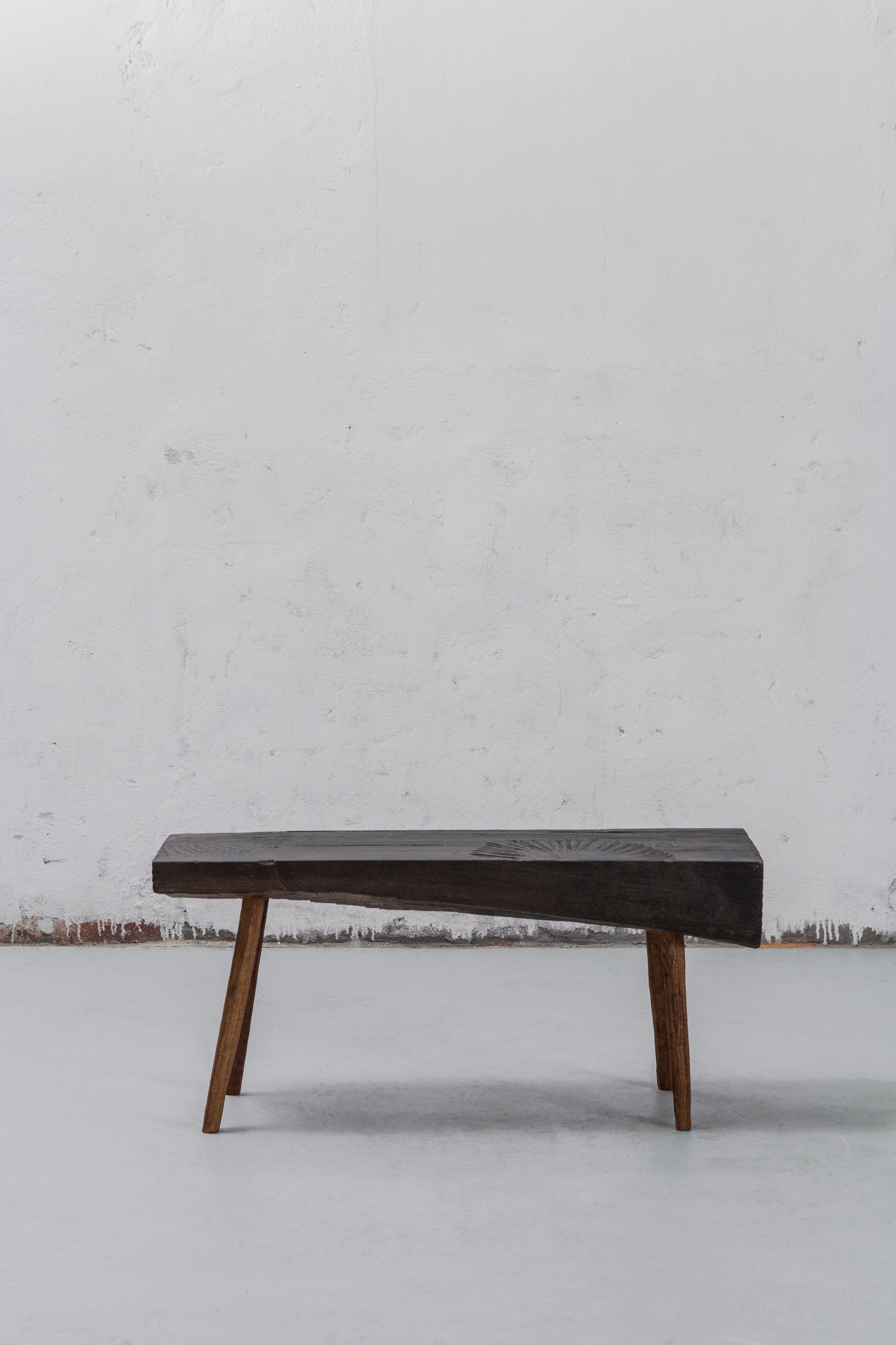 Kleiner Tisch aus massiver Eiche (+ Leinöl)
Maße: 50 x 112 x 45 cm.

Das Sóha Design Studio entwirft und produziert Möbel und Dekorationsobjekte aus massiver Eiche in einem authentischen Stil. Die Inspiration für all diese Gegenstände kommt von der